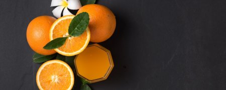 Апельсин на черном фоне