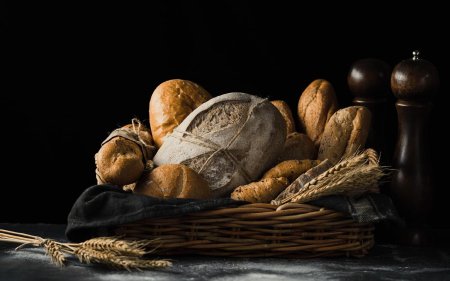 Хлеб на черном фоне