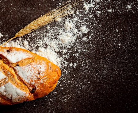 Хлеб на черном фоне