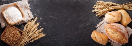 Хлеб вид сверху темный фон