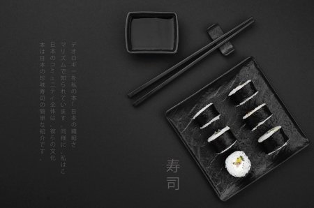 Роллы на тарелке вид сверху