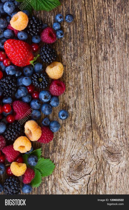 Ягоды на деревянном столе