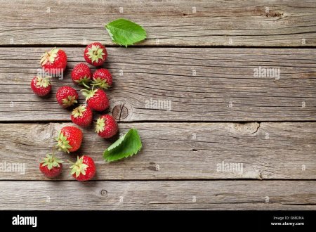 Фрукты на деревянном фоне