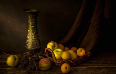 Натюрморт персики