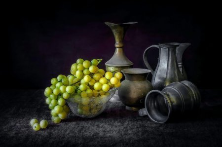 Натюрморт на темном фоне