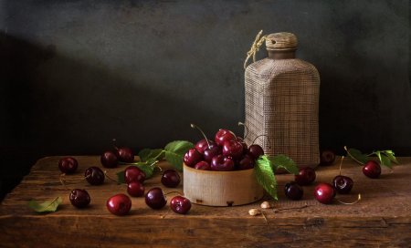 Натюрморт на деревянном столе