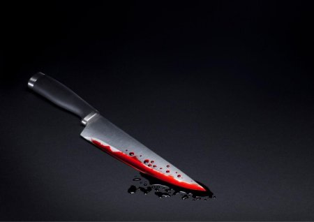 Кровавый нож на черном фоне