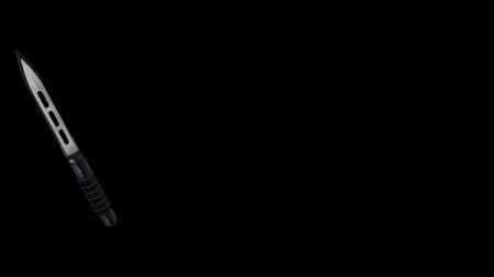 Нож на темном фоне