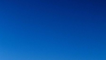Светло голубое небо