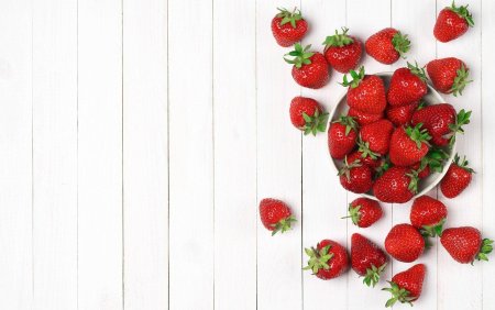 Клубника на белом фоне