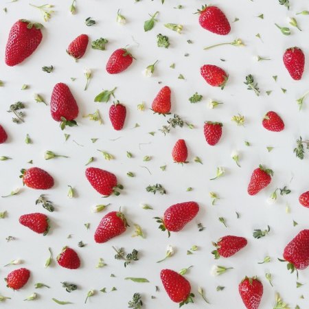 Клубникатна белом фоне