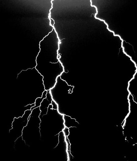 Белая молния на черном фоне