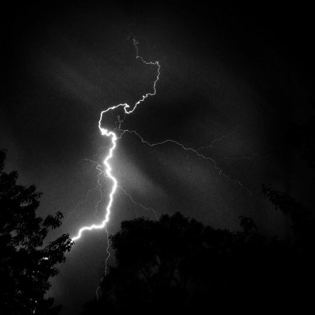 Молния чёрно белая