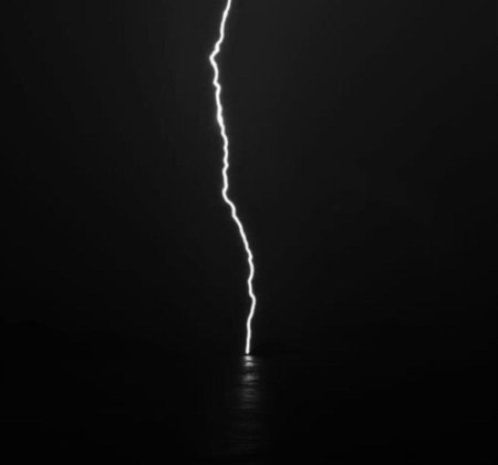 Молния черно белая