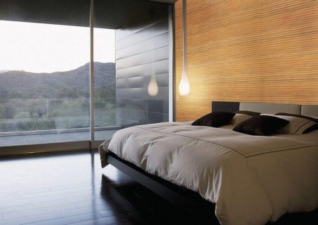 Спальня с большой кроватью