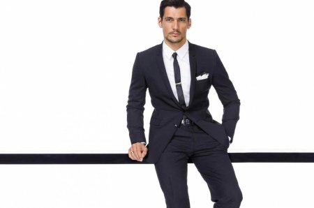 Дэвид Ганди в костюме