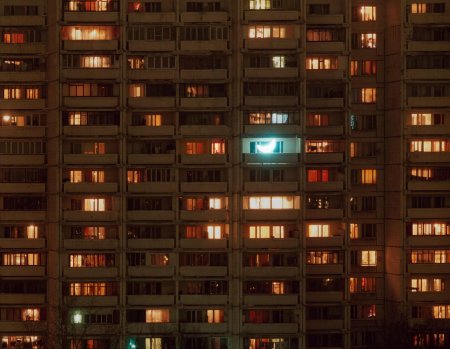 Многоэтажка ночью