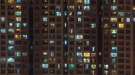 Окна многоэтажки ночью