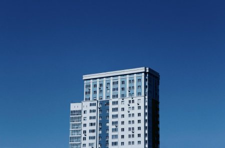 Многоэтажки на фоне неба