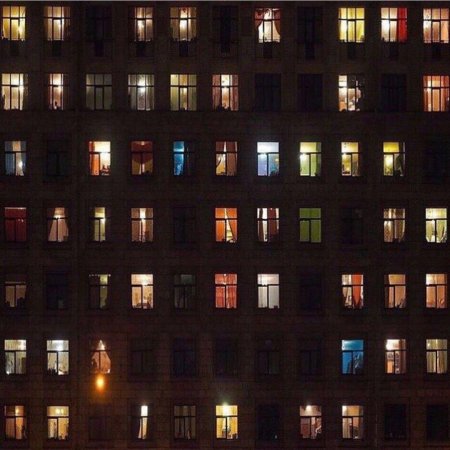 Многоэтажка ночью