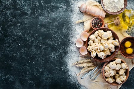 Пельмени на черном фоне вид сверху