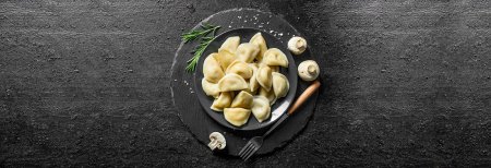 Вареники на темном фоне