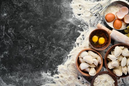 Пельмени вид сверху на темном фоне