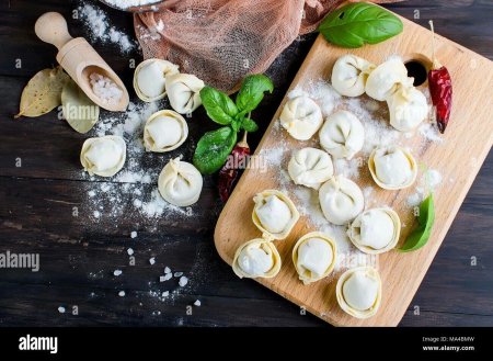 Пельмени на доске вид сверху