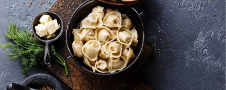 Пельмени на черном фоне