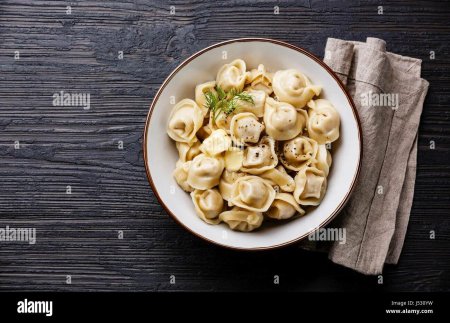 Пельмени на темном фоне