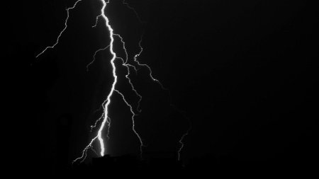 Молния на черном фоне