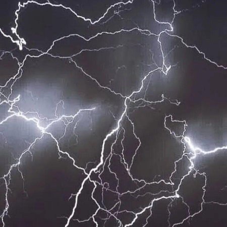 Молния черно белая