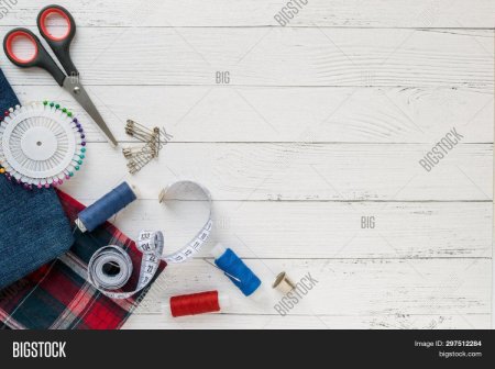 Швейные принадлежности на деревянном фоне