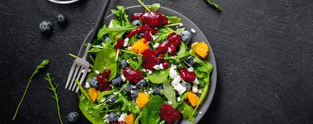 Салат на темном фоне