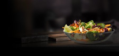 Ресторанные блюда на темном фоне