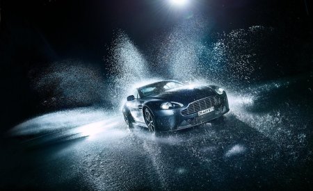 Машина в брызгах воды