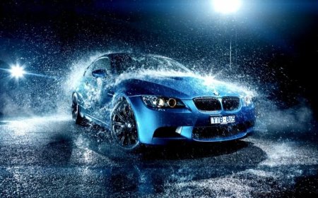 Машина в брызгах