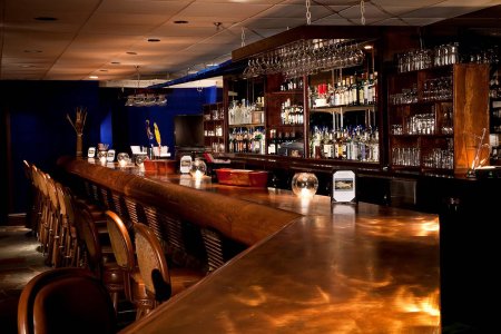 Барная стойка в пабе