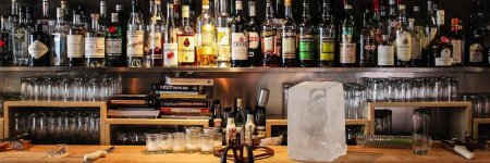 Барная стойка с алкоголем