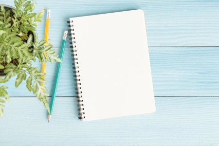 Блокнот на белом фоне