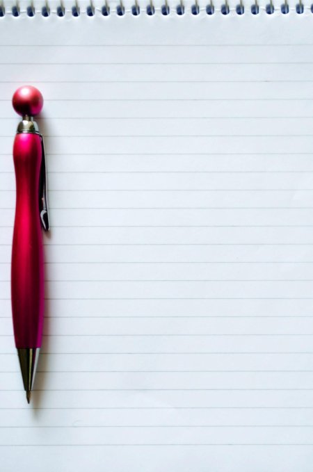 Лист блокнота с ручкой