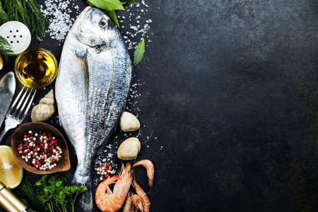 Морепродукты на черном фоне