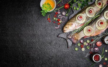 Рыба на столе вид сверху