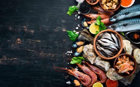 Морепродукты на черном фоне