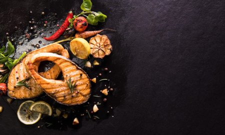 Стейк рыбы на черном фоне