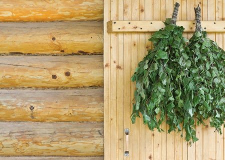 Банные веники на стене