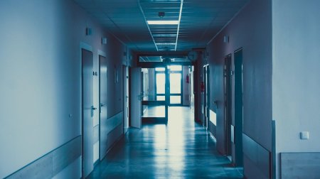 Темный коридор больницы