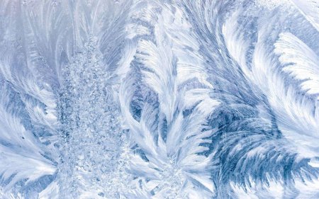Морозные узоры на стекле