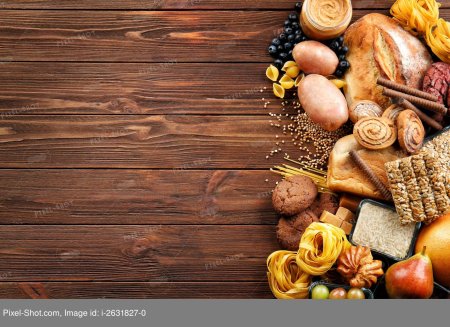 Выпечка на деревянном фоне