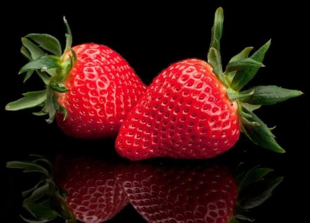 Клубника на черном фоне